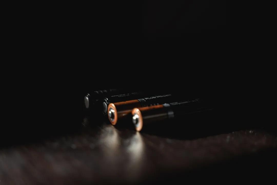 5号电池可以直接扔垃圾桶吗,电池能直接扔到垃圾桶里吗