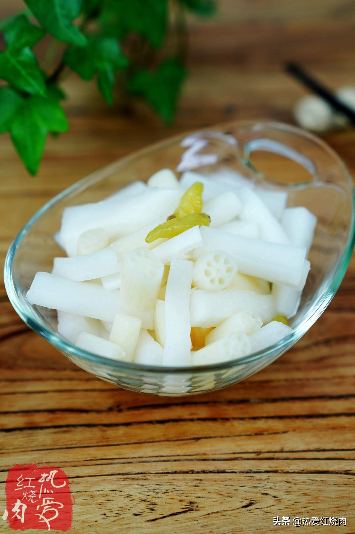 这小吃是湖北特产，加根白萝卜一起泡，又酸又辣还又脆，真好吃