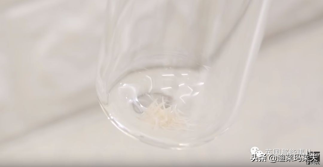 他用攒了一年的指甲，给女友做一个戒指？？这？