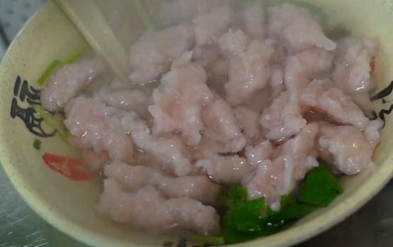 厦门大姐卖小吃，油和水混合一起炸，其中一种只有福建有