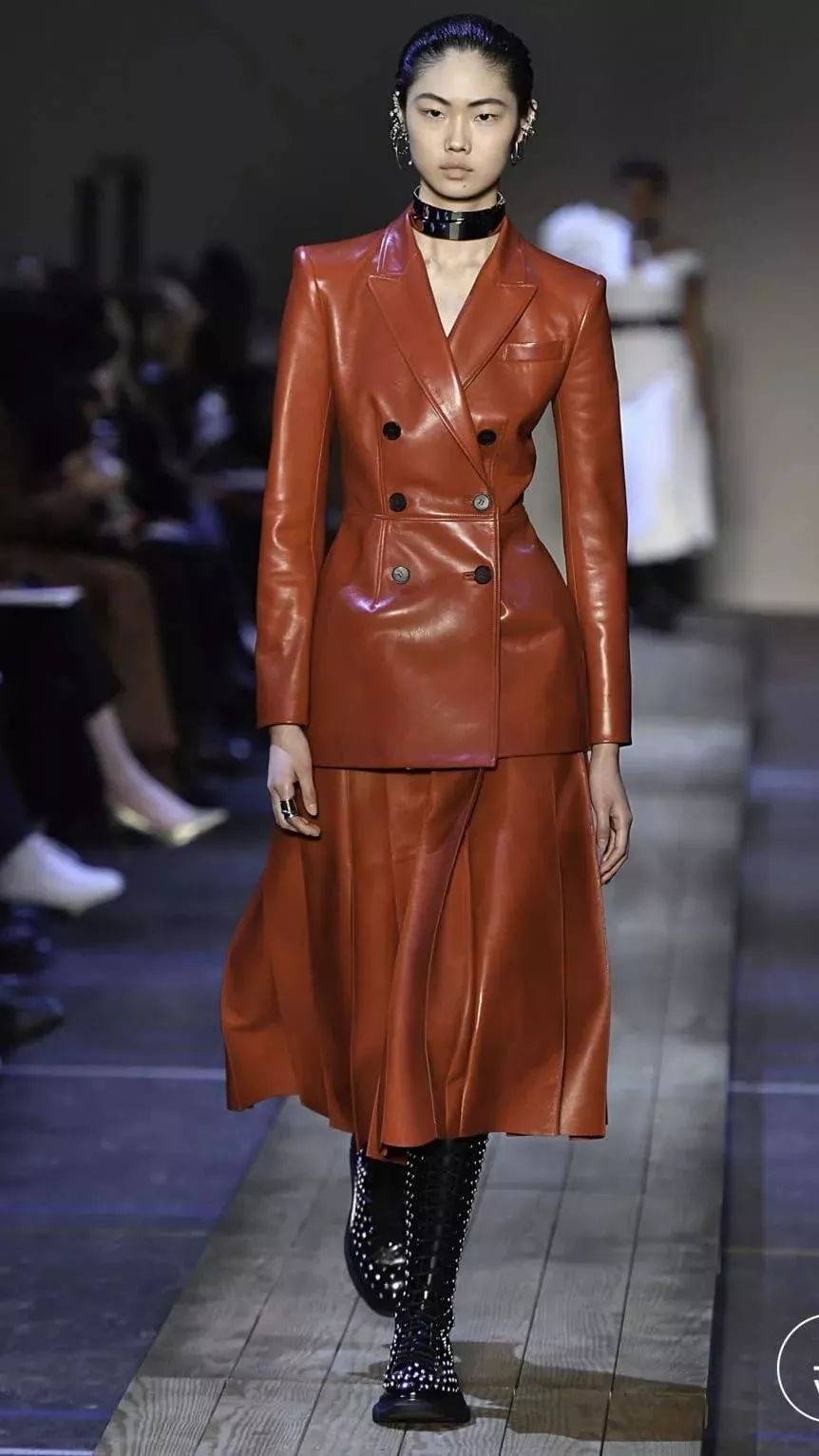 皮西装现在还有人穿吗,皮西装最新款