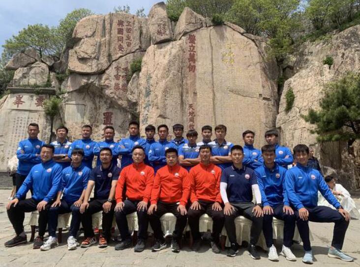 展望新赛季鲁能泰山队登泰山祈福,2022年鲁能队登泰山祈福