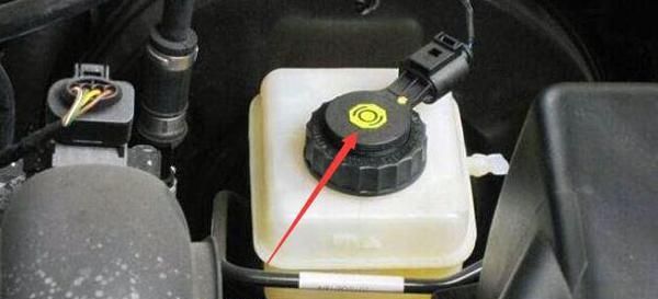 机油忘记盖了导致发动机拉缸,玻璃水加机油里拉缸