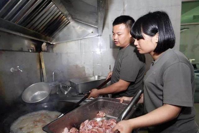 朝鲜战争美军伙食与我军伙食对比,长津湖美军和我军伙食对比的看法