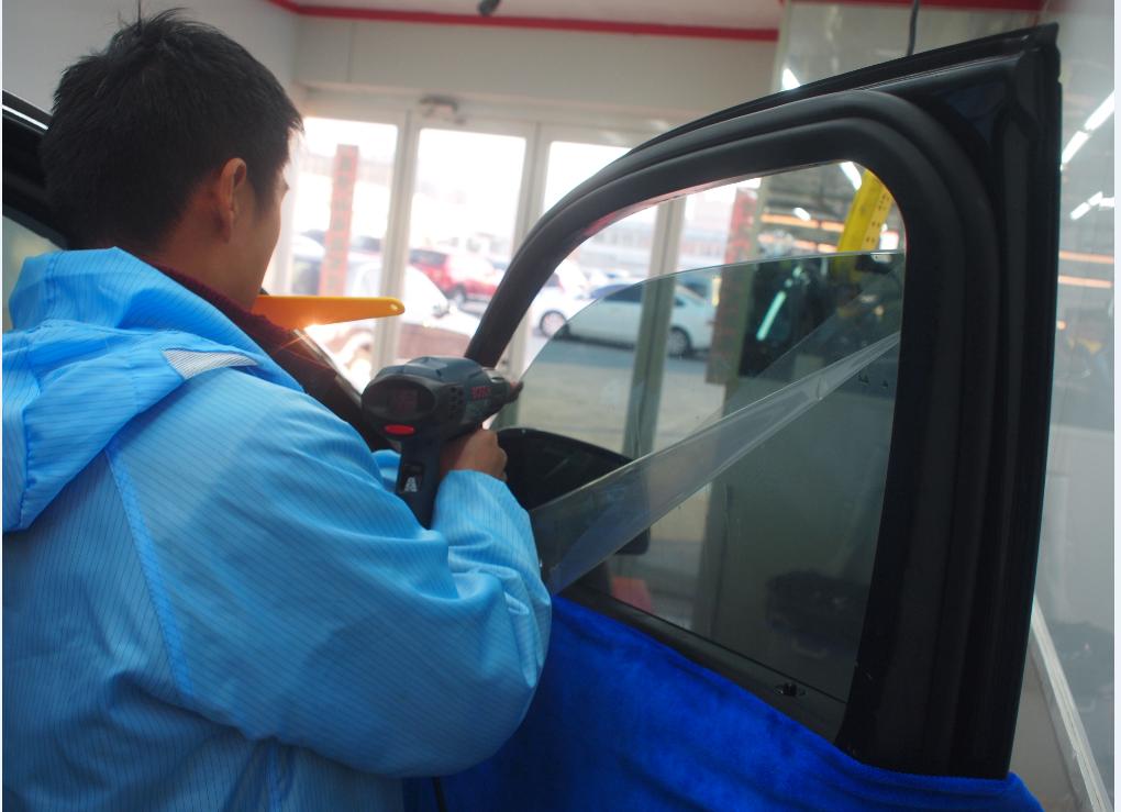 汽车窗户膜全是气泡,前挡玻璃刚贴的膜全是小泡泡