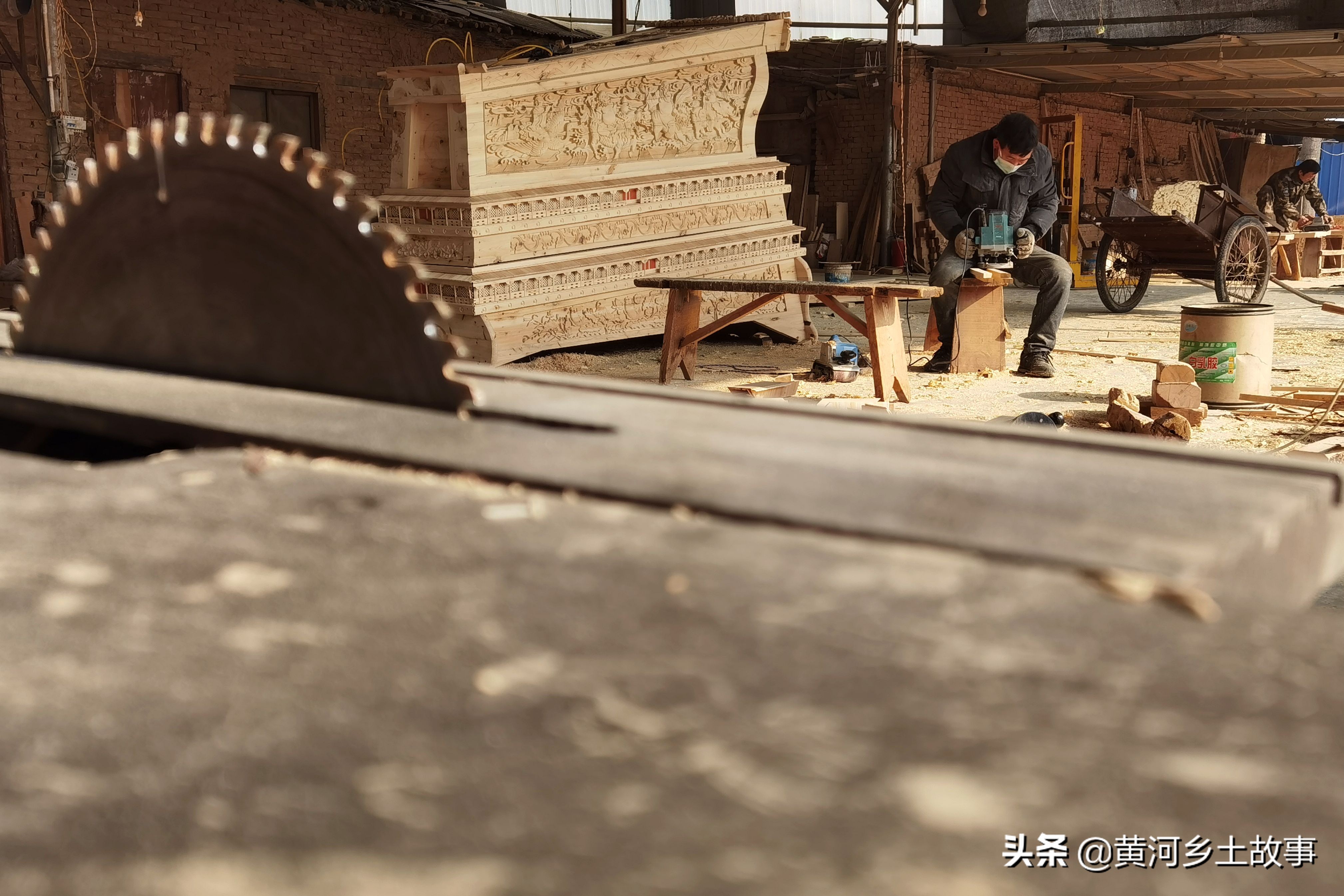 山西大哥做棺材视频,农村小伙做棺材