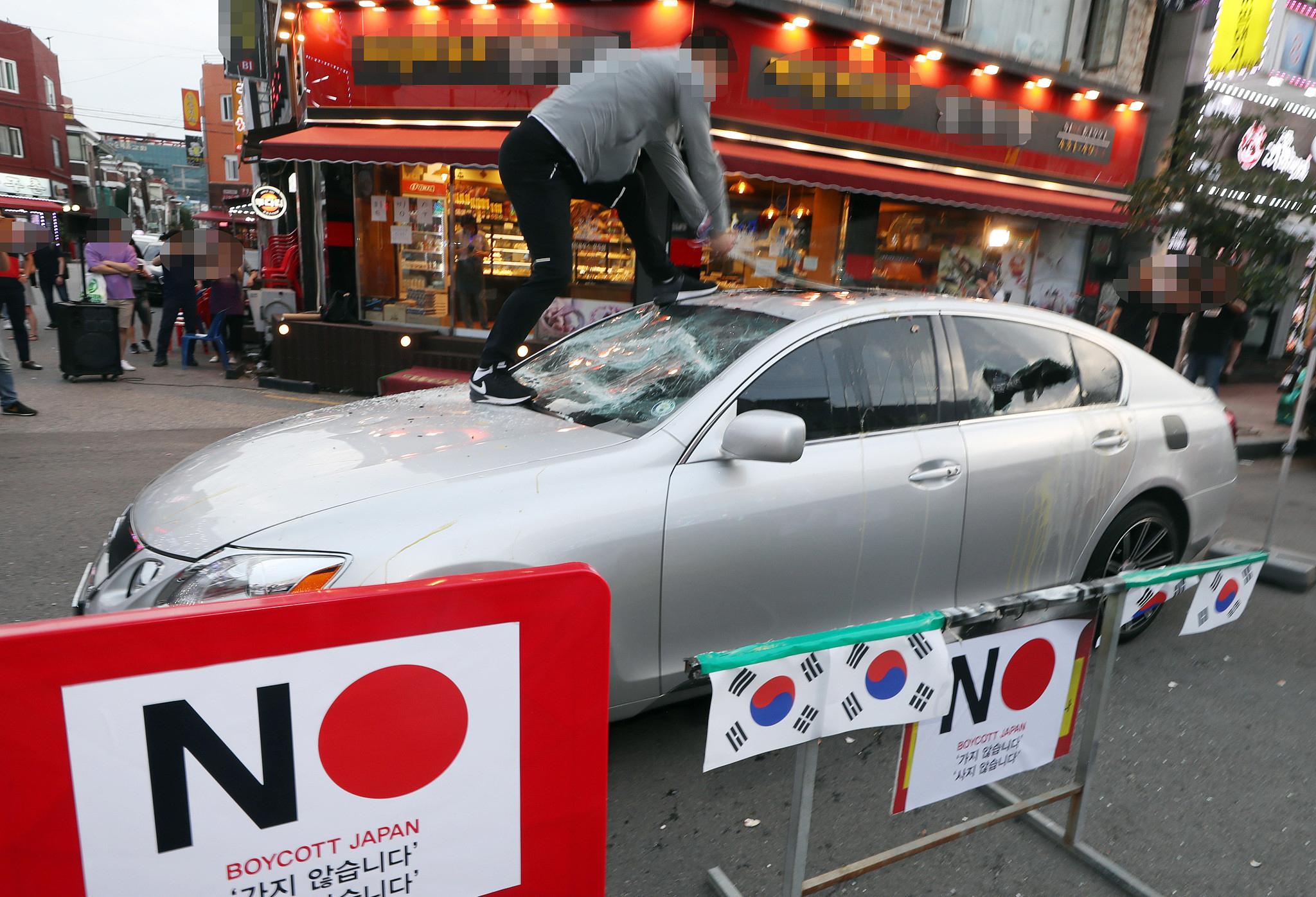 日韩大战升级失控：同一天互删白名单，日本精确打击韩国“七寸”，54.6%韩国人*制抵**日货