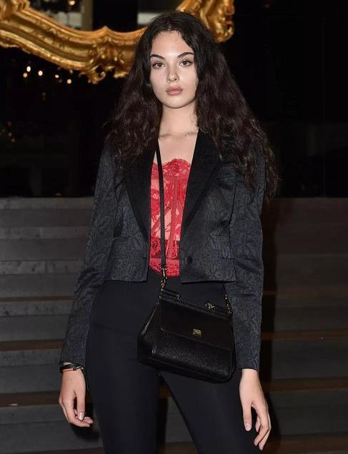 拥有祖传的神颜，进军时尚圈成新宠儿，老妈还是意大利性感女神