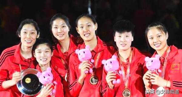 婷队细节见人品！世锦赛赢球后全队合影暖心一幕！