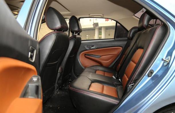 4万入手什么车？吉利金刚是个不错的选择，还没有家族“回”字脸