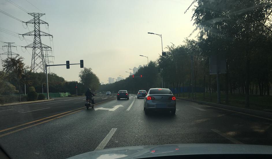 车被摩托车刮了对方全责怎么处理,车被对方刮了逃逸被抓住怎么处理