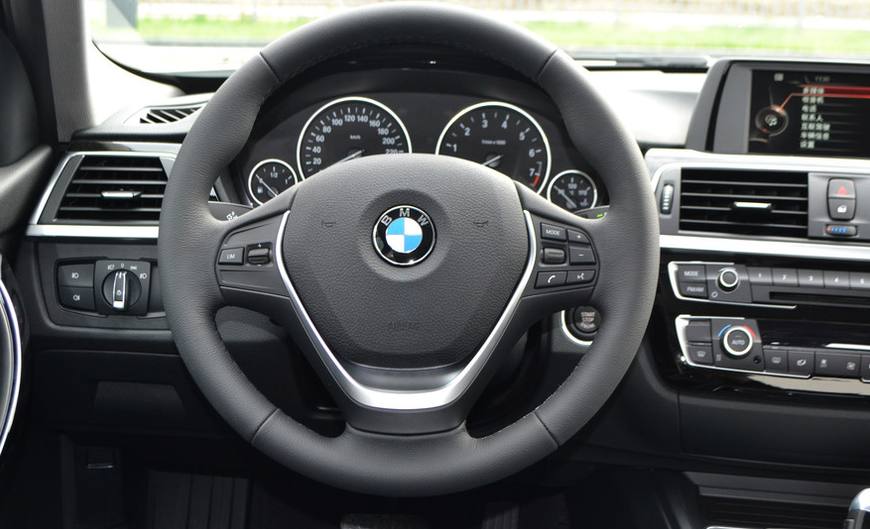 宝马318i是三缸车还是四缸车,宝马318i是三缸吗