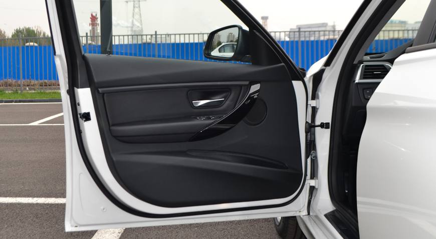 宝马318i是三缸车还是四缸车,宝马318i是三缸吗