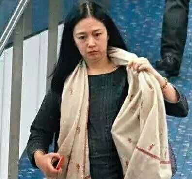 长得帅气又勤奋，娶百亿千金藏了10几年，如今妻子已老成这个模样