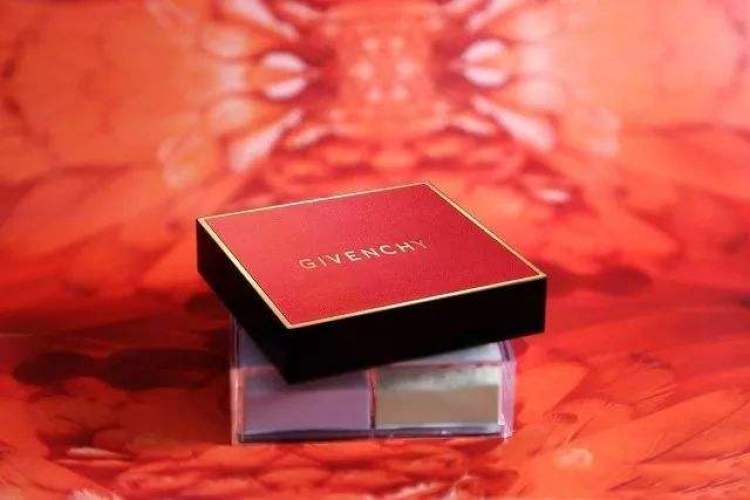 纪梵希赫本最终为什么没有在一起,纪梵希陪伴着赫本