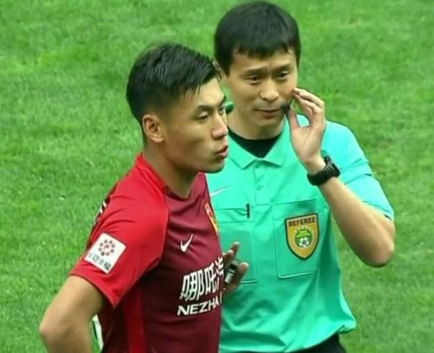 中超比赛角旗杆断裂，球员自己维修！网友：可以入选2018感动中国