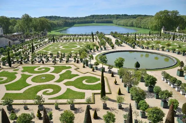 “这么熟了，帮个忙怎么？”“呸！”