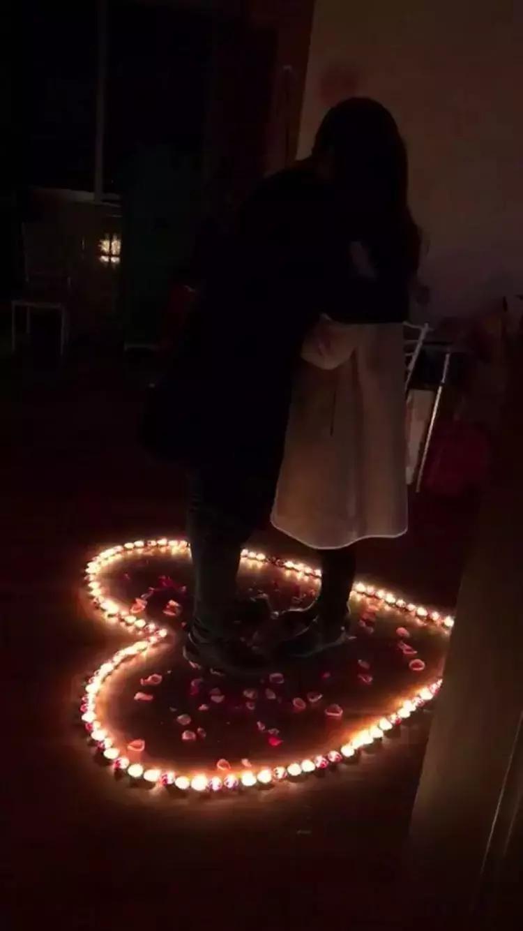 他在众目睽睽之下浪漫的单膝跪地，说“嫁给我！”