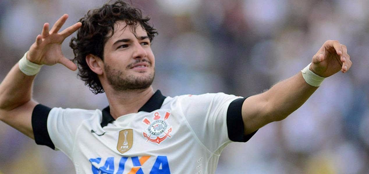 帕托足球比赛上粉丝喊迪丽热巴,球迷为帕托喊迪丽热巴