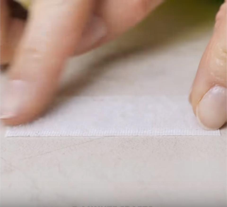 妹子洗澡时摔伤了，动手改造了防滑垫，家里人都夸她聪明