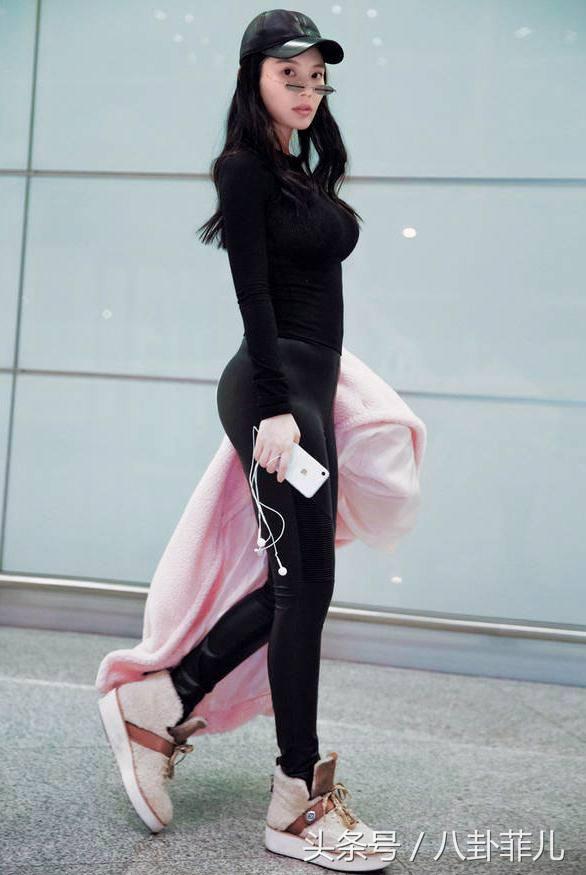 大嫂徐冬冬新年晒照蜂腰抢镜,大嫂徐冬冬依然霸气侧漏