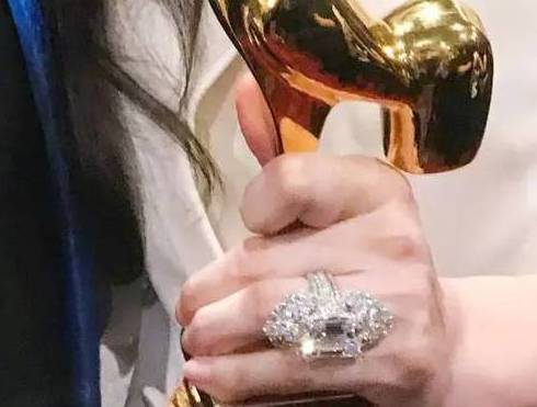 安以轩戴钻戒视频,安以轩10克拉钻戒多少钱