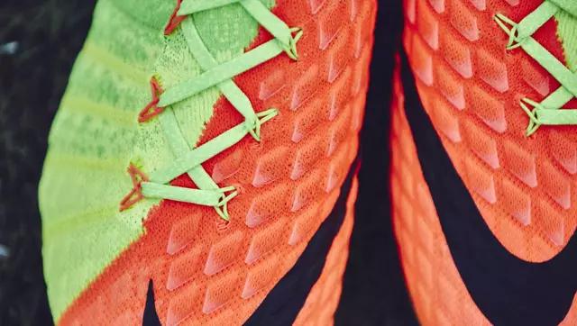 耐克足球鞋毒蜂3冰与火,耐克暗煞足球鞋3测评