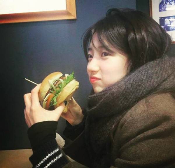 减龄秘籍学谭松韵穿出少女感,冬季怎么扎头发减龄又好看少女