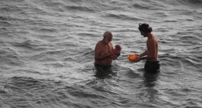 孕妇在海中发现肚子突然憋了，低头一看孩子已出生，网友都看呆了