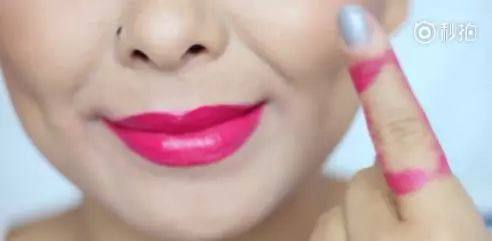 女生涂口红和不涂的区别,女生涂口红和男生涂口红