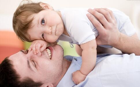 中国式逗娃的后果是什么,中国式逗娃逗笑了家长伤害了孩子