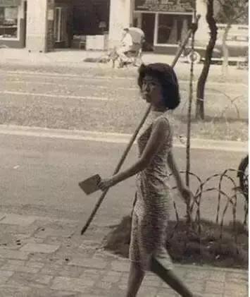 站着的霍金的照片,希拉里和霍金