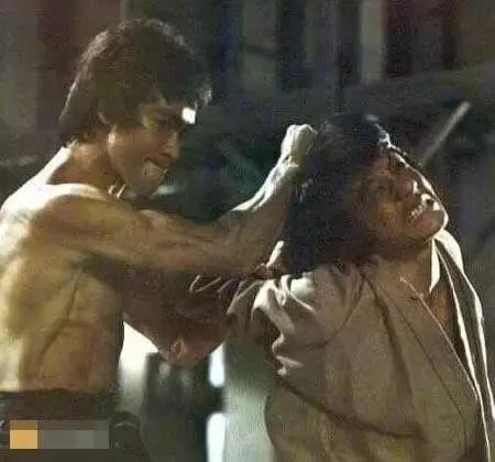 站着的霍金的照片,希拉里和霍金