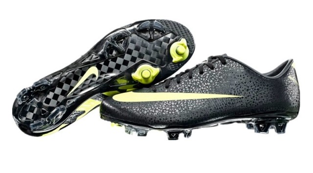 c罗足球鞋耐克无鞋带,c罗出道第一球