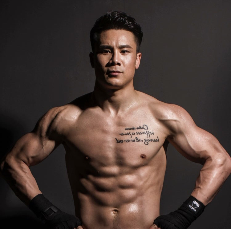 邱建良再次使出成名绝技神龙摆尾,邱建良神龙摆尾ko泰国拳王视频