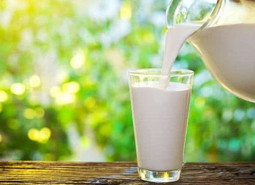 小白鞋上面的霉点如何清洗干净,小白鞋的鞋带拆不下来如何清洗呢