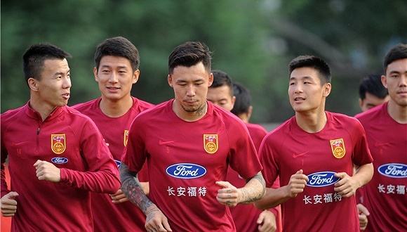 国足输了里皮赛后评价,国足全场被吊打