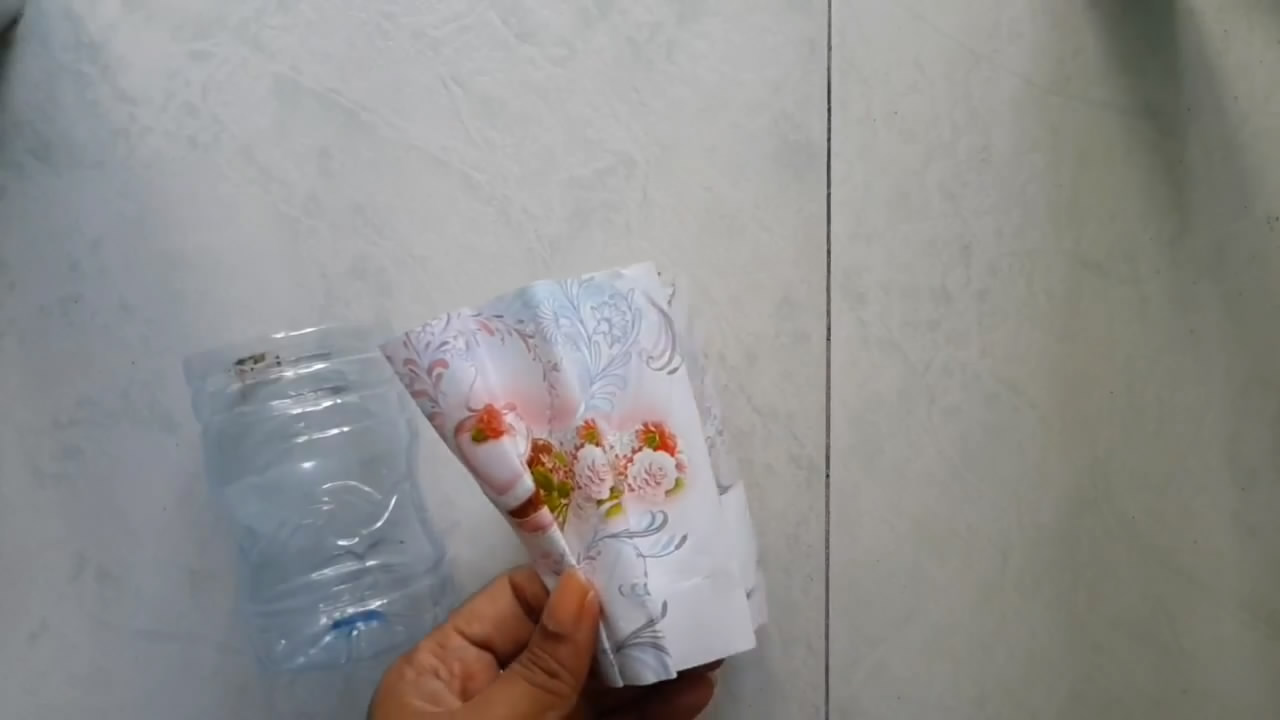 塑料瓶制作笔筒又简单又漂亮,废物利用塑料瓶自制笔筒简单好看