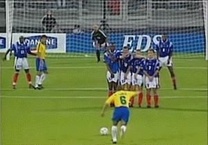 倒挂金钩跟凌空抽射的区别,倒挂金钩再现武磊式凌空抽射