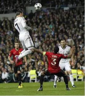 蝎子摆尾凌空抽射倒挂金钩,倒挂金钩凌空抽射大空翼