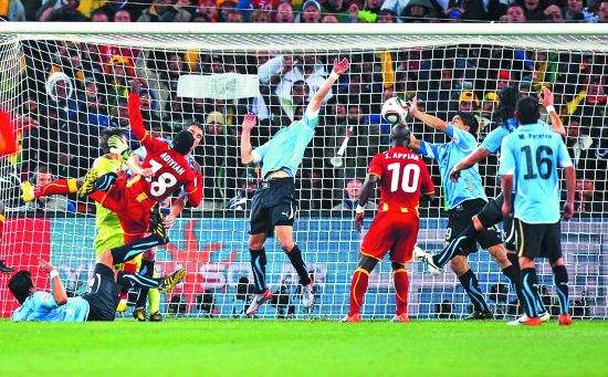 国足值得学习，苏亚雷斯门前手球救险。为国家荣誉不顾一切