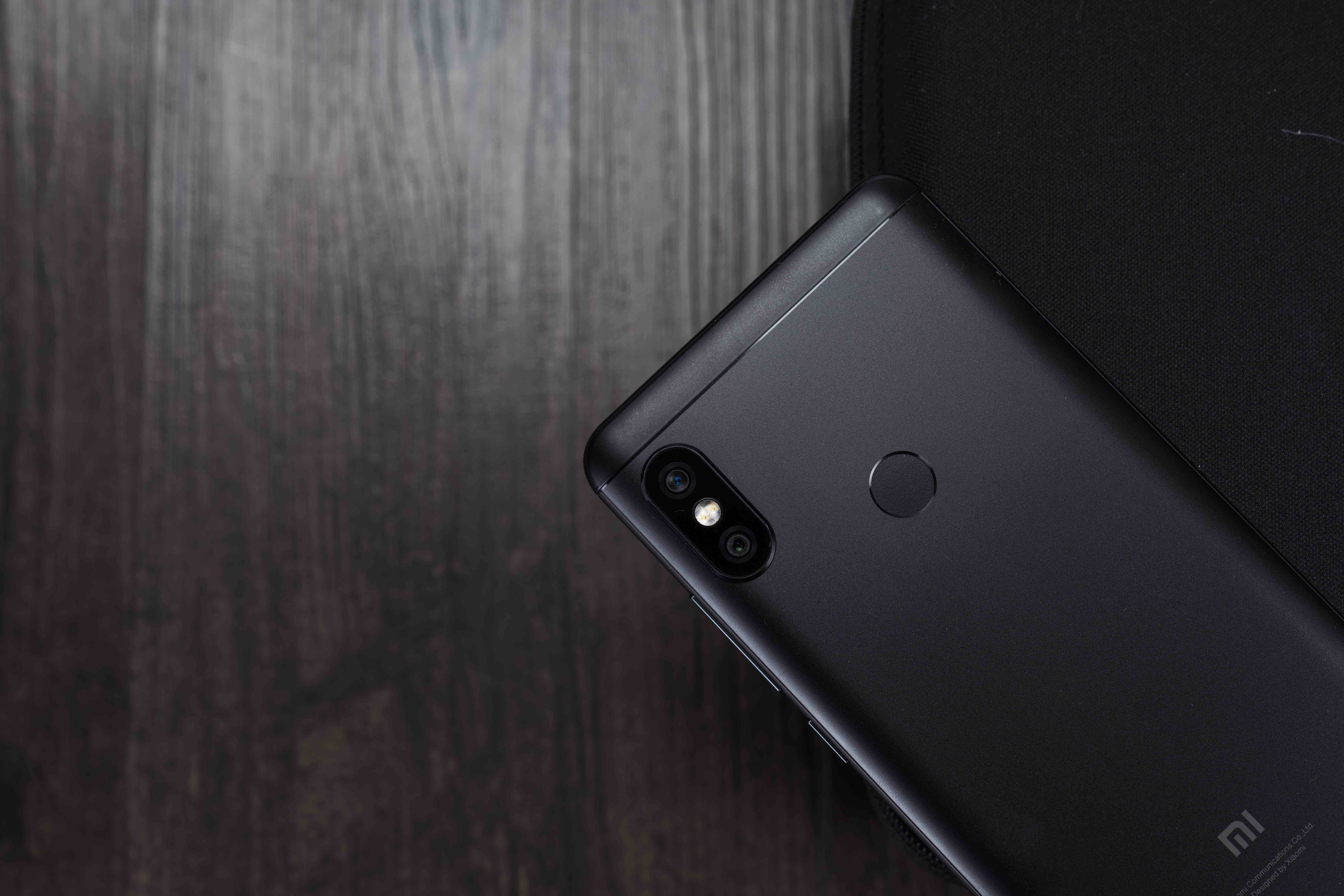 如何在暗光下自拍,自拍怎么弄模糊的氛围感