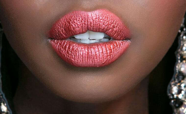 浅色唇妆妆容 (精致大红唇妆容惊艳)