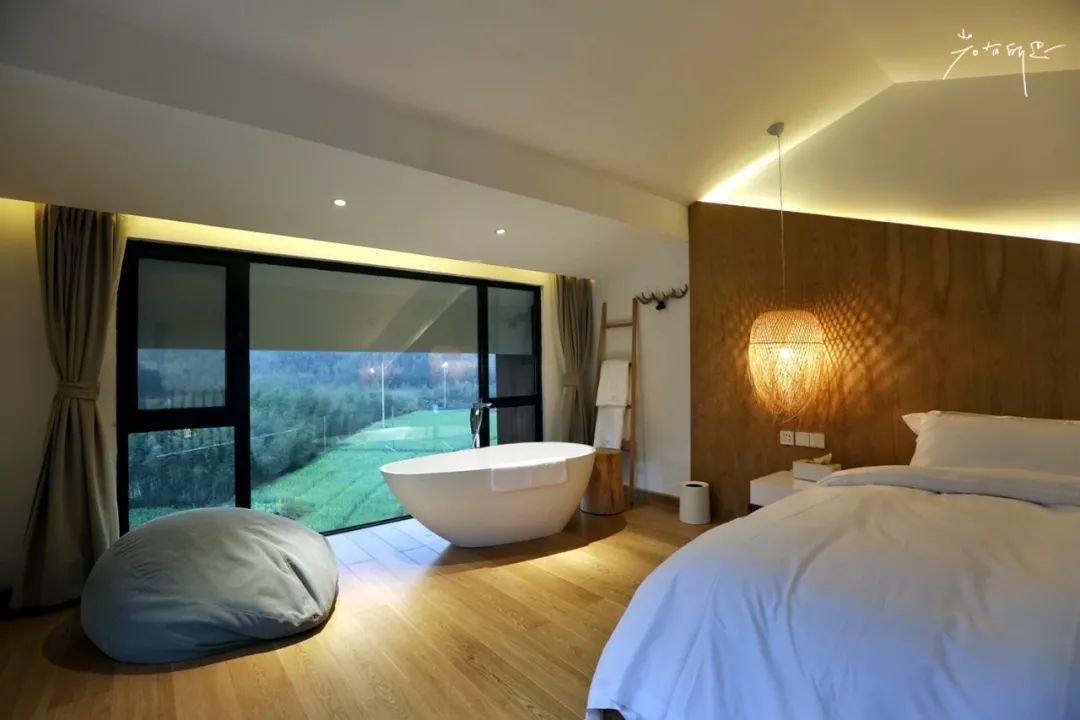 住进莫干山下的“鱼缸”，