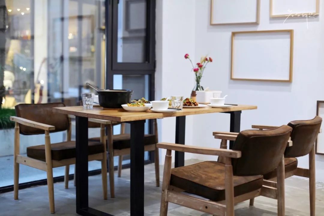 住进莫干山下的“鱼缸”，