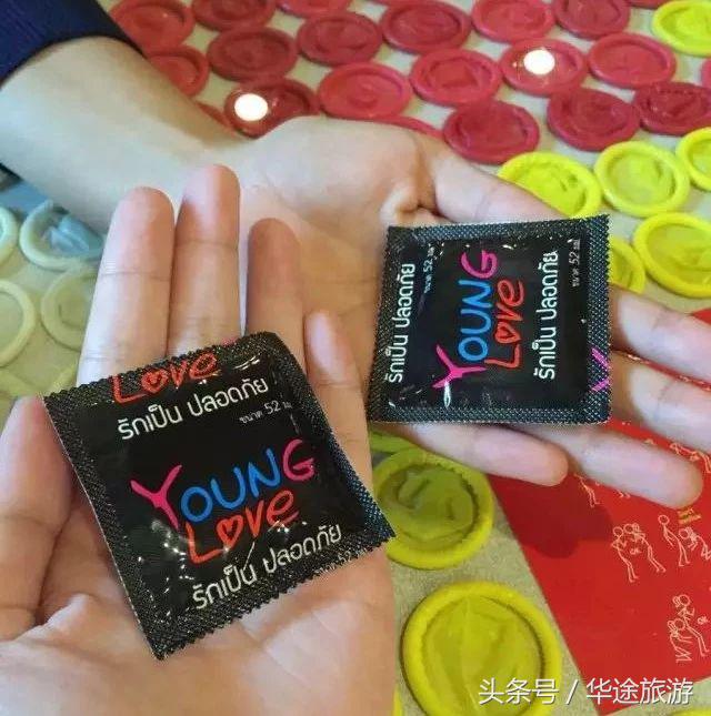 在泰国吃饭，临走时服务员竟然塞给我们一只套套？！