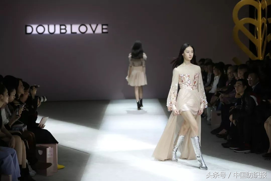 从职场玩到生活的穿衣搭配,雅莹时尚女装