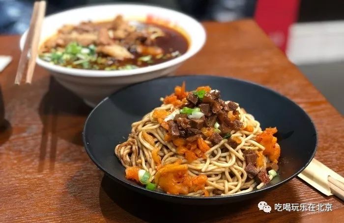 这么low的店，竟然这么多人抢着去吃