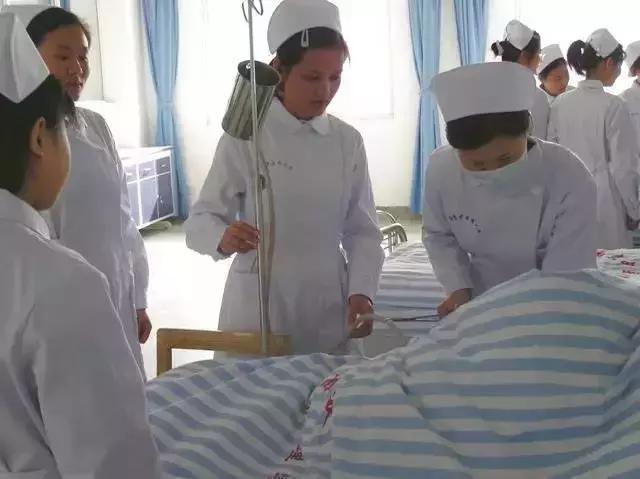 给患者灌肠怎么操作,护士给病人灌肠不会恶心吗