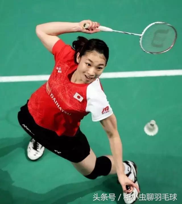 高远球到底需不需要顶肘,高远球一定蹬转发力吗